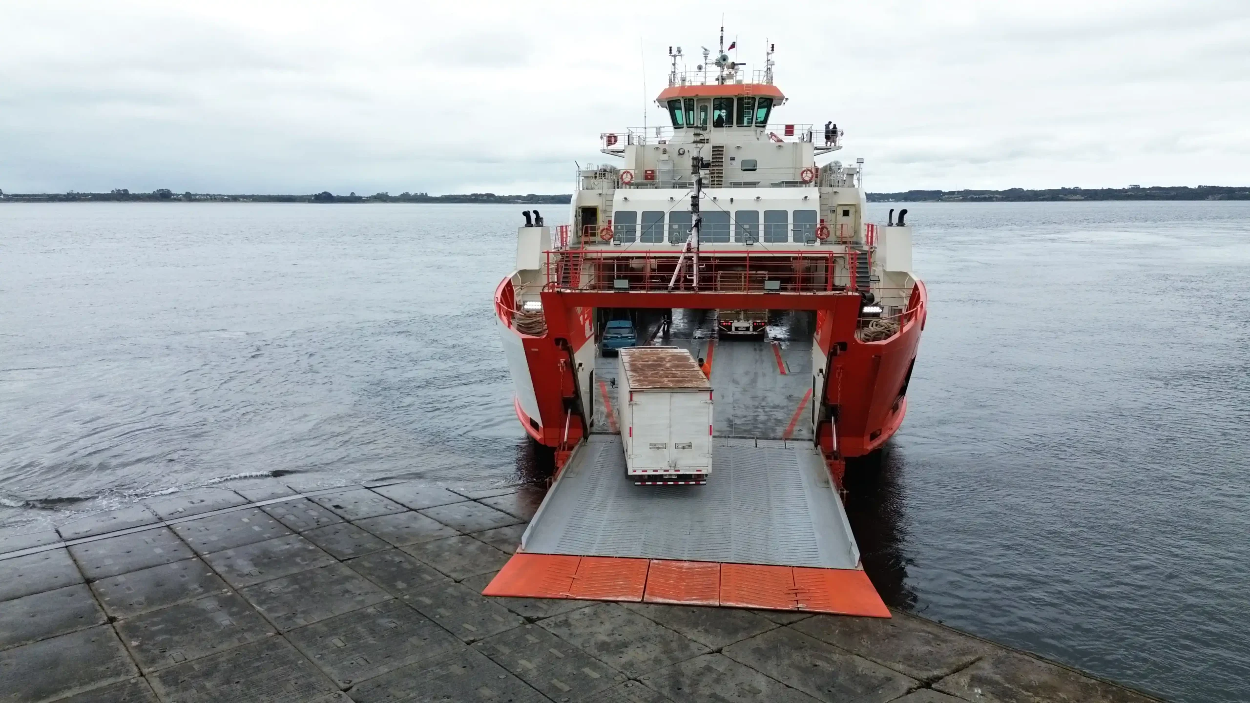 Ferry TMC con camión embarcando en el Canal de Chacao